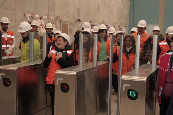 Vecinos de Pedro Aguirre Cerda, pasando por los nuevos torniquetes que ahora tendrán puertas, en la estación Lo Valledor