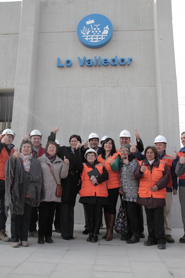 Vecinos de Pedro Aguirre Cerda, alcalde de esta comuna, Juan Rosas y representantes de EFE y Metro de Santiago en el frontis de la estación intermodal Lo Valledor