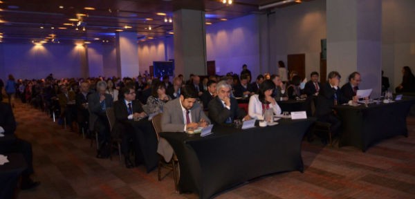 Ministra Paola Tapia sentada en primera fila junto a director de InvestChile Carlos Alvarez y el subsecretario de Transportes Carlos Melo, participando de RoadShow por relicitación del Transantiago