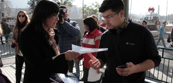 Ministra Paola Tapias informando a usuarios del paradero de Plaza Italia sobre la nueva malla de recorridos nocturnos de Transantiago