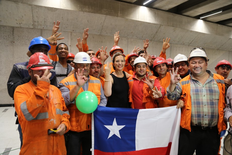 Ministra Hutt junto a los trabajadores que hicieron la L3