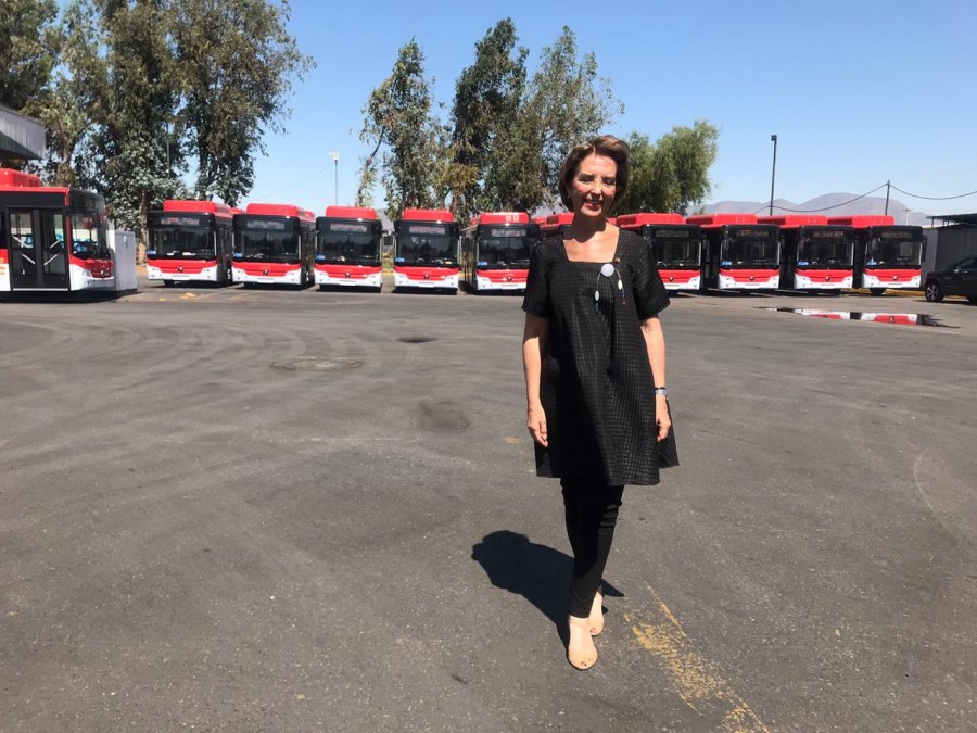 Ministra Hutt con buses Yutong