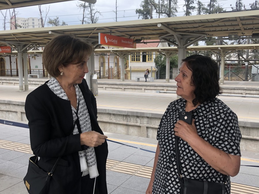 Ministra Hutt conversando con adulto mayor