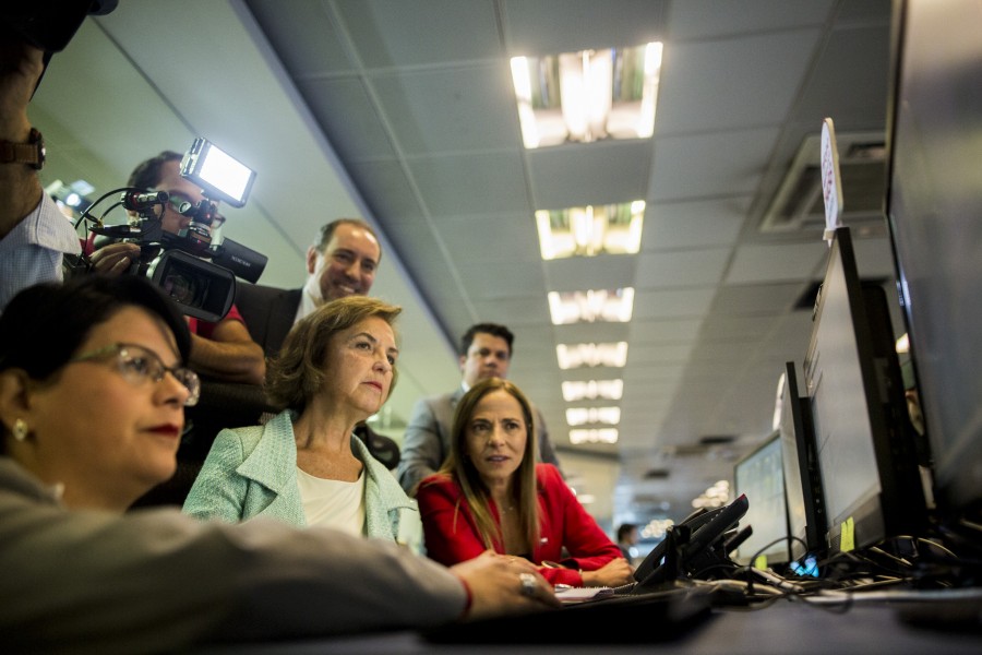 Ministra Hutt y Plá viendo cámaras de seguridad de nuevo fono denuncia 1488