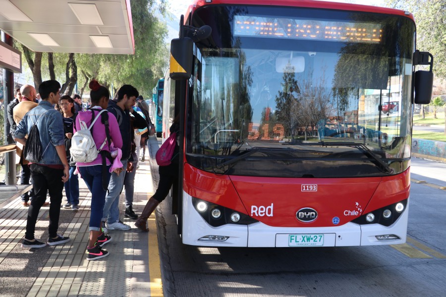 Usuarios subiendo a bus eléctrico desde nuevo paradero digital