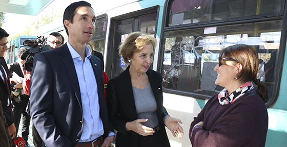 Ministra Hutt y Ministro Jobet inspeccionaron instalación de paraderos digitales de futuro electrocorredor de Av. Grecia