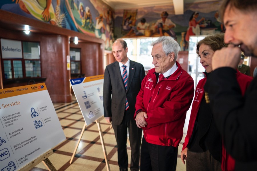 Pdte Piñera y Ministra Hutt viendo paneles informativos de nuevo tren Chillán