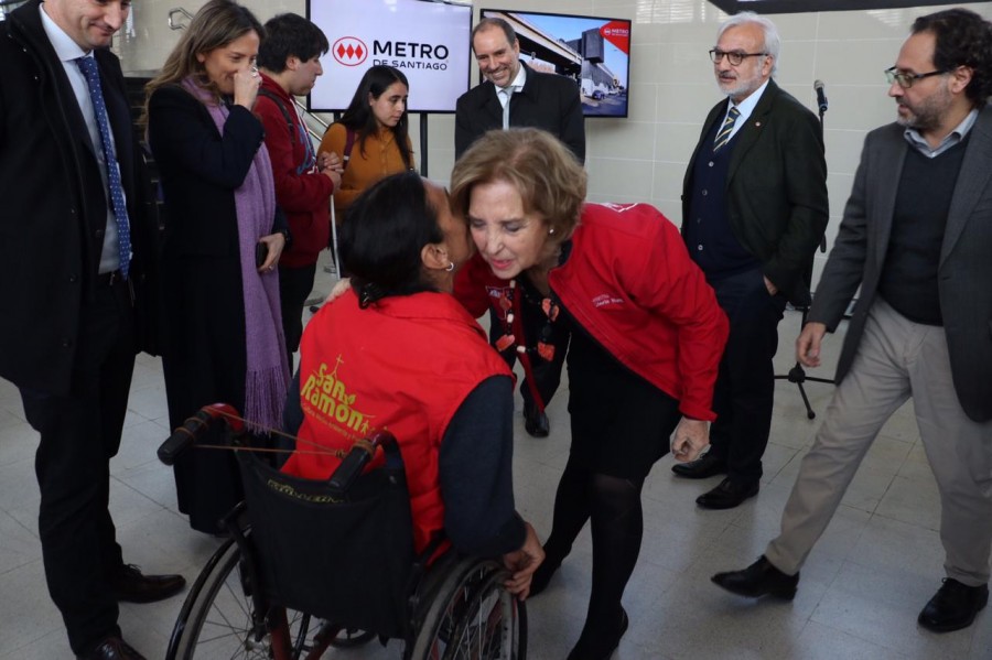 Ministra Hutt y usuarios  en silla de ruedas en Estación San Joaquín