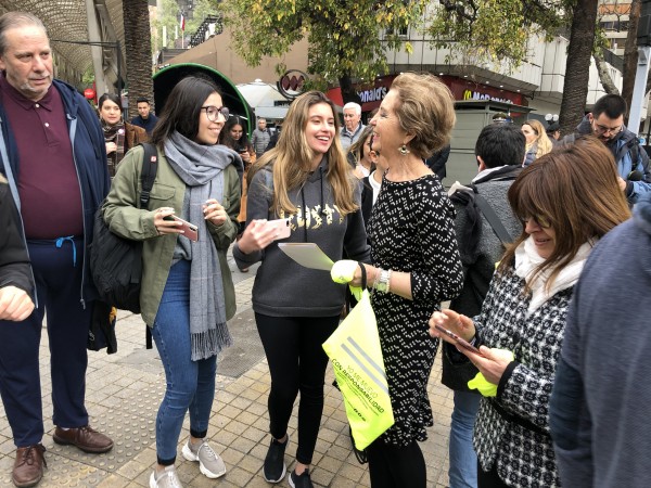 Ministra Hutt entregando información de cruce Tokio a peatones