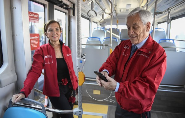 Presidente Piñera probando los puertos USB