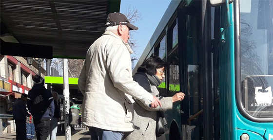 Gobierno impulsa rebaja tarifaria para adultos mayores y beneficiará a 1,5 millones de personas