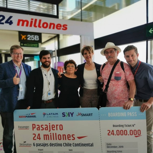 Ministra Hutt junto a autoridades y pasajera 24 millones