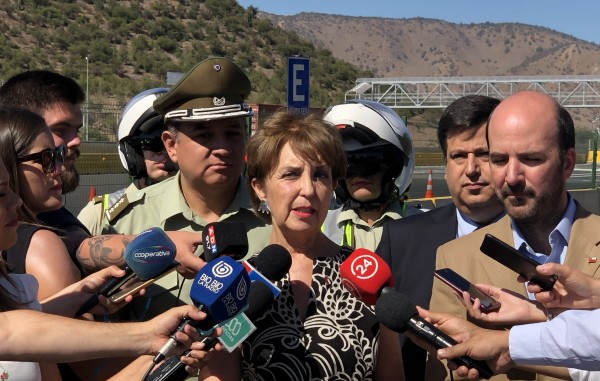 Ministra Hutt, junto al Ministro (s) de MOP y Coronel de Carabineros