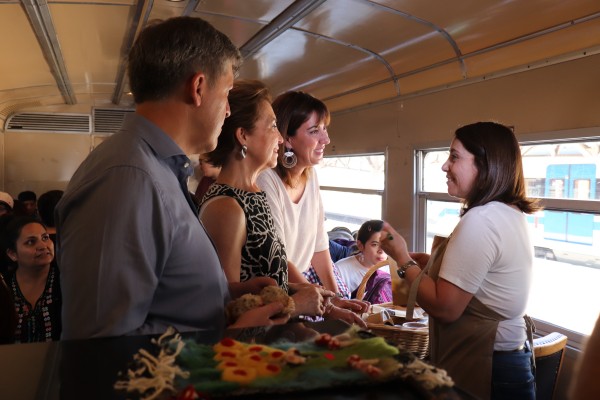 Autoridades dentro de un tren turístico