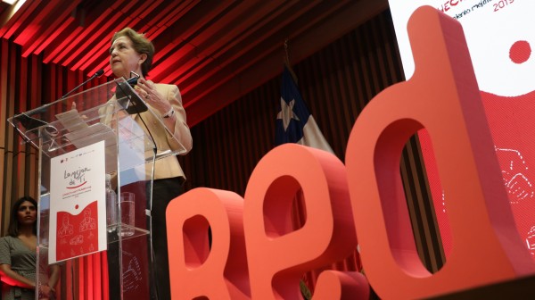 Ministra Hutt agradeciendo a conductores de buses del transporte público capitalino