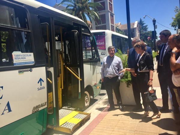 Ministra Hutt revisando las nuevas micros con accesibilidad para sillas de ruedas en Talca