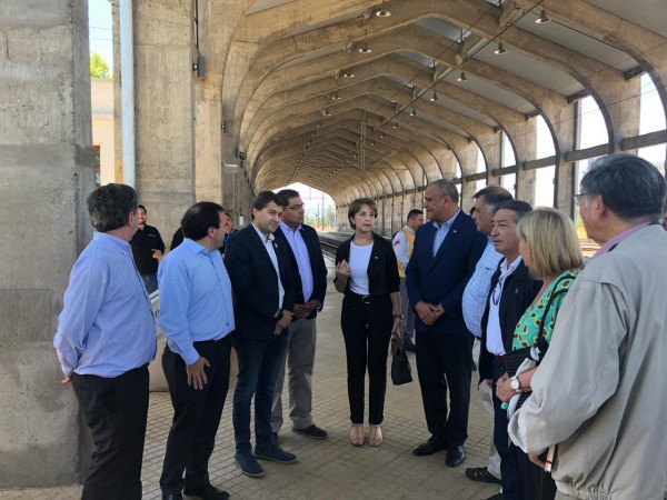 Ministra Hutt y autoridades locales en estación de Buscarril