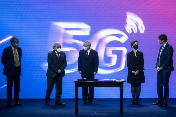 Autoridades que firman convenio por licitación de 5G