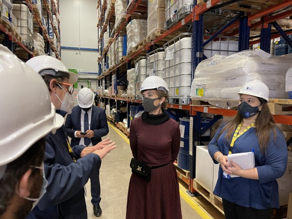 Ministra Gloria Hutt en bodega de Perilogistic recibiendo las vacunas Pfizer