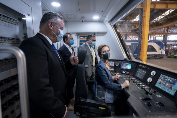 Autoridades visitando los nuevos trenes