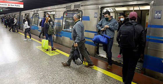 Viajes en transporte público capitalino caen 41% durante el primer día hábil de cuarentena total