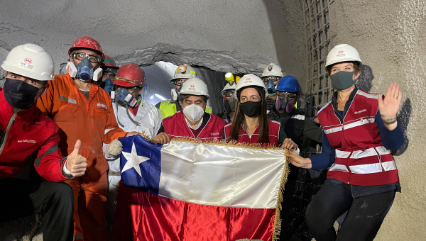 Ministra Hutt y autoridades junto a trabajadores de la extensión de Línea 2