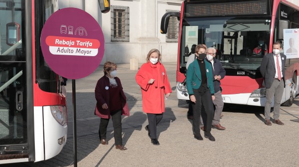 Primera Dama, junto a Ministra Hutt, entregan balance del primer año de rebaja de tarifa del transporte público para adultos mayores