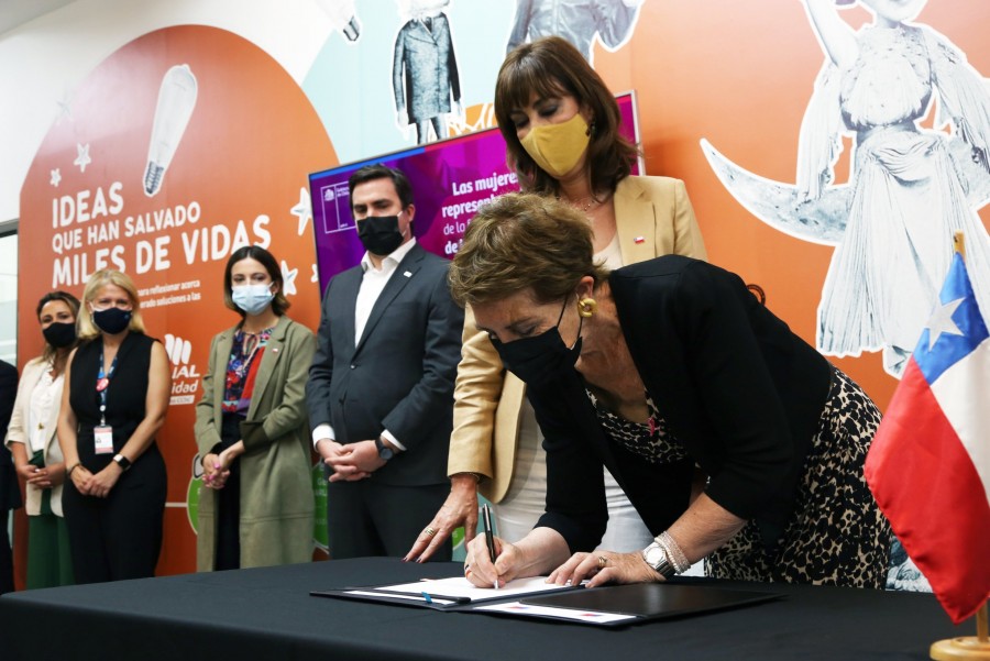 Gobierno lanza plan para aumentar la inserción laboral femenina en telecomunicaciones: mujeres representan sólo el 37% en el sector