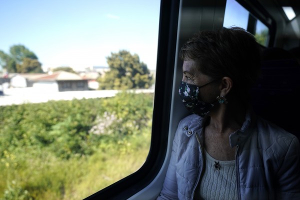 Ministra de Transportes, Gloria Hutt, sobre uno de los nuevos trenes para Biobío