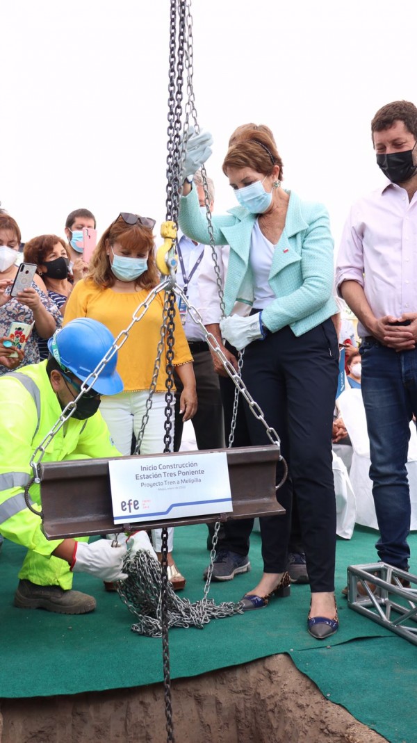 Ministra de Transportes Gloria Hutt en inicio de obras del Tren Melipilla