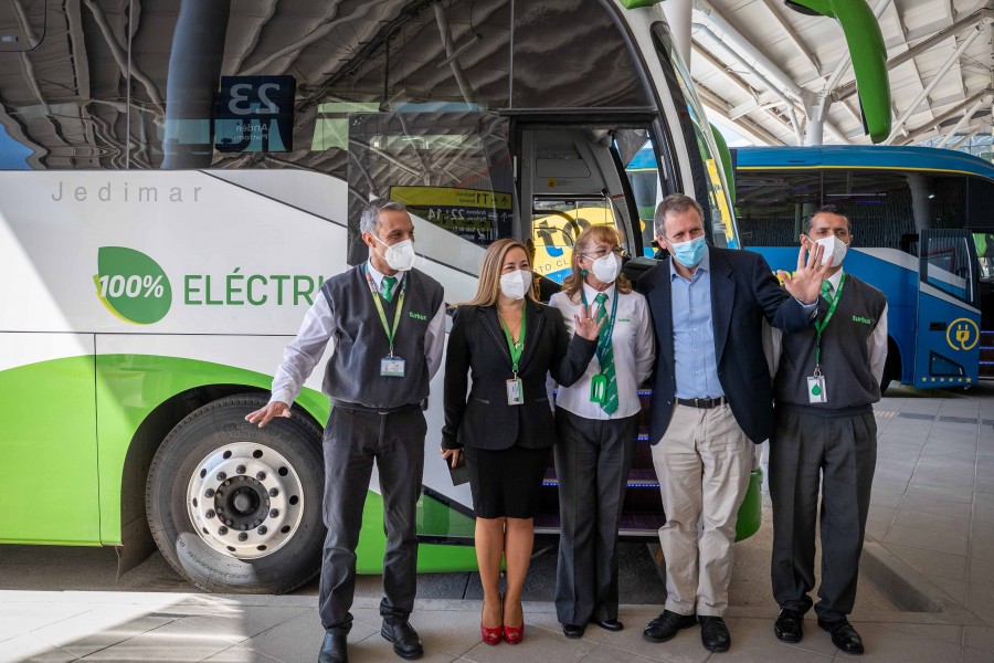 Ministro de Transportes Juan Carlos Muñoz junto a trabajadoras y trabajadores de TurBus